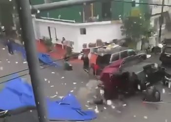 Tormenta eléctrica sorprende a Nuevo León; corriente arrastra puestos de mercado en Santa Catarina