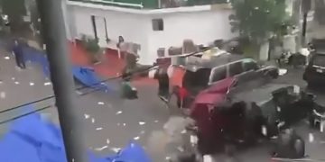 Tormenta eléctrica sorprende a Nuevo León; corriente arrastra puestos de mercado en Santa Catarina