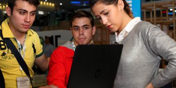 “Los jóvenes que comienzan su vida laboral actualmente están en un camino lleno de obstáculos”: OIT
