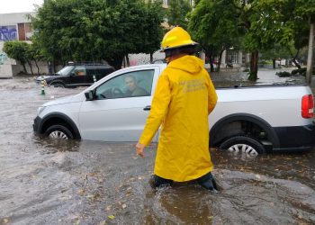 Granizada y fuerte lluvia provocan inundaciones, árboles caídos y vehículos varados en Guadalajara