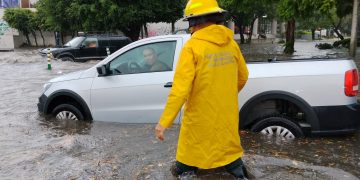 Granizada y fuerte lluvia provocan inundaciones, árboles caídos y vehículos varados en Guadalajara