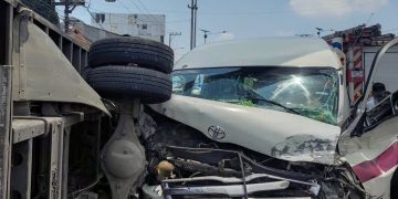Choque entre transporte público y camioneta deja 11 lesionados en la autopista México-Pachuca