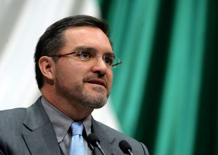 Panistas exigen a la Unidad de Inteligencia Financiera (UIF) congelar cuentas de Aracely Hernández y Rafael Marín, ex funcionarios de Aduanas de México.