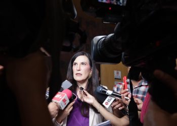 Kenia López acusa “autoritarismo” por lista difundida por el Gobierno