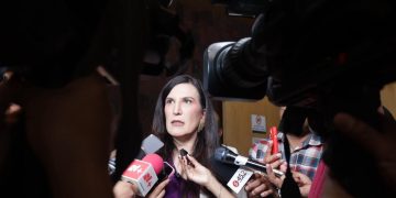 Kenia López acusa “autoritarismo” por lista difundida por el Gobierno