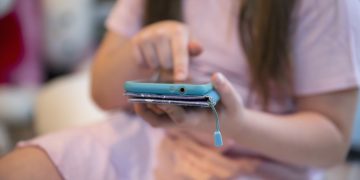 Estudio vincula el uso temprano de redes sociales con un menor rendimiento académico