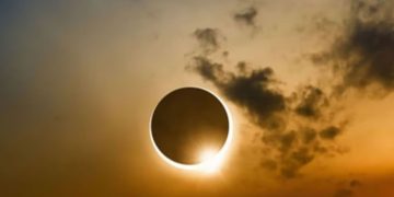 Eclipse solar atraviesa Groenlandia, Islandia y España: así avanza el fenómeno