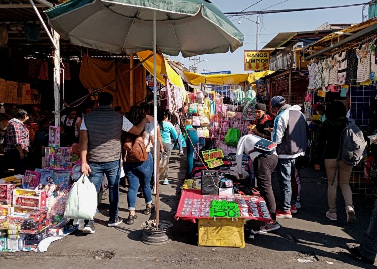 CIUDAD DE MÉXICO, 29DICIEMBRE2020. - Capitalinos acuden al mercado de la Merced e inmediaciones para adquirir la materia prima, regalos y piñatas para dar la bienvenida al año nuevo. La Ciudad se mantiene en semáforo Rojo, Claudia Sheinbaum Jefa de Gobierno ha exhortado a la población a no realizar fiestas ni festejos durante estas fechas para evitar aglomeraciones y contagios.
FOTO: ANDREA MURCIA /CUARTOSCURO.COM