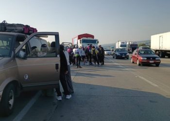 Patrulla de la SSPM choca contra camión con peregrinos en la México-Querétaro; cierran circulación hacia Querétaro