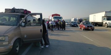 Patrulla de la SSPM choca contra camión con peregrinos en la México-Querétaro; cierran circulación hacia Querétaro